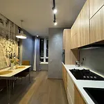 Apartment новобудова центр,стоянка для авто, жк семицвіт, документи